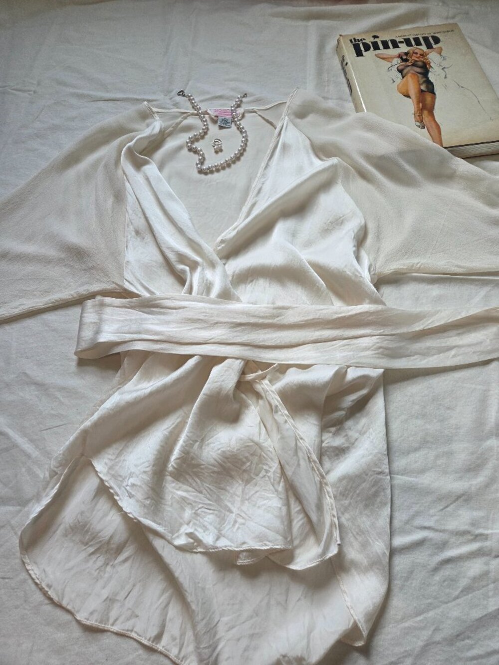 Honors Intimates white 100% silk vintage robe